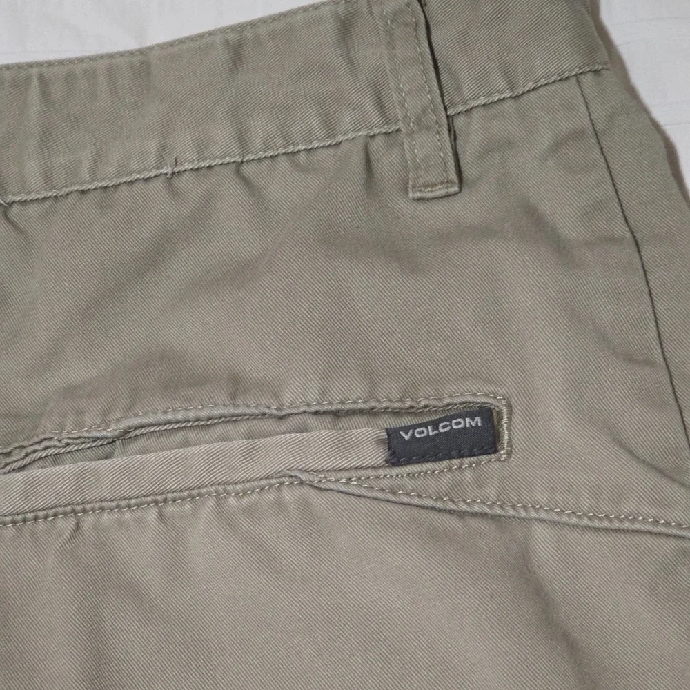 Volcom‎ Men's Khaki Chino Shorts Size 33 Flat Front Casual Everyday Wear